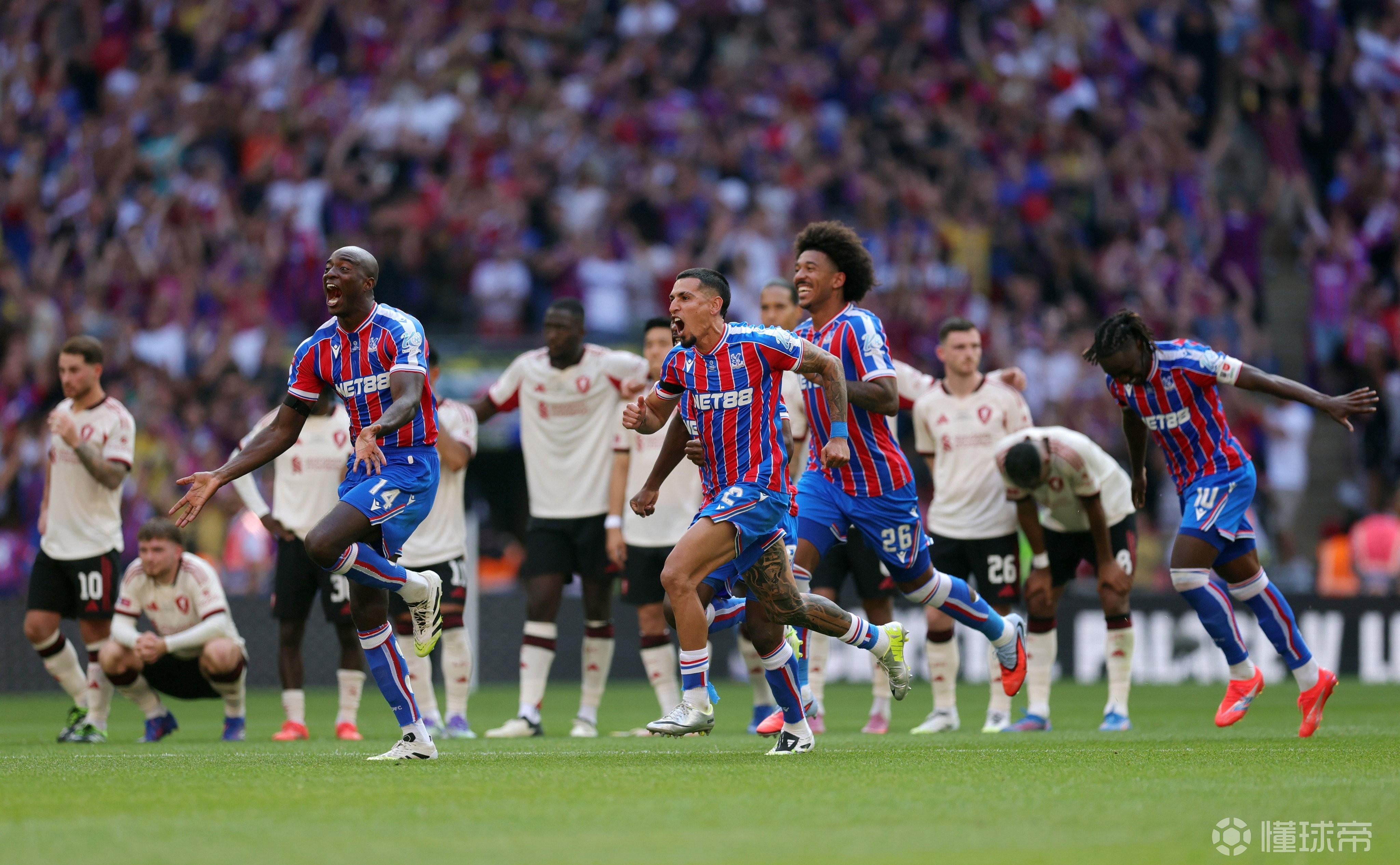 爱游戏官方网站-关于里程碑夜！曼联防线松动；社区盾关键时刻刷纪录；目标明确；资深球员宣示担当的信息