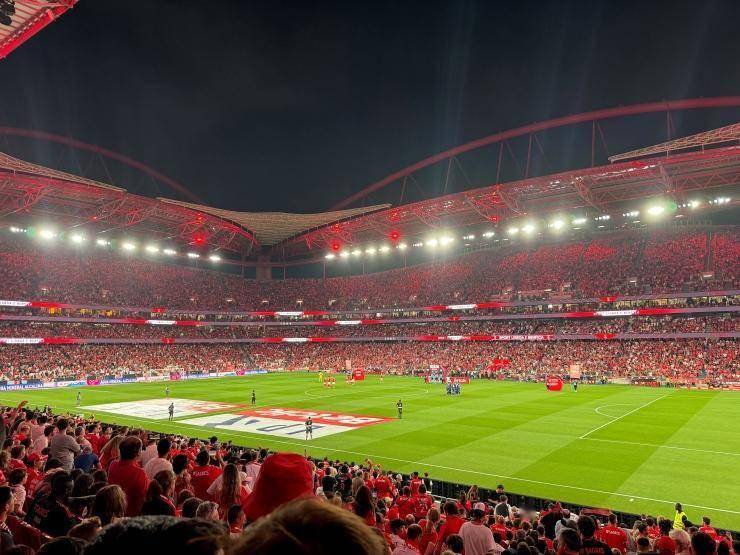 爱游戏体育-曼城正式签下阿根廷中场埃切维里